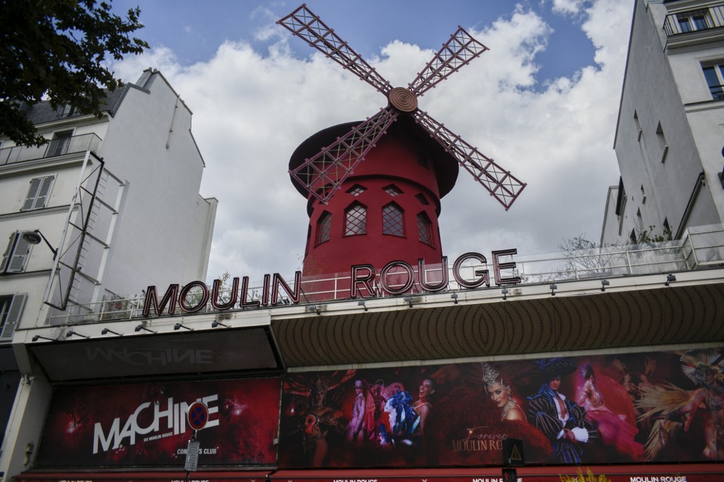 Népszerű kígyószámot tiltottak le a Moulin Rouge műsorán