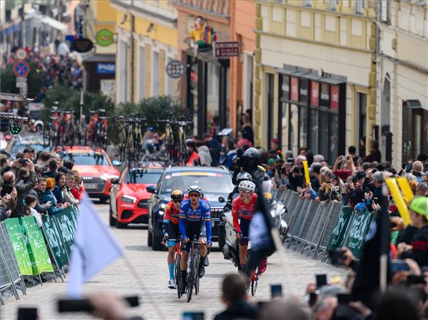 Tour de Hongrie - Pécsi sikerével Hirschi vette át a vezetést, Dina a kilencedik