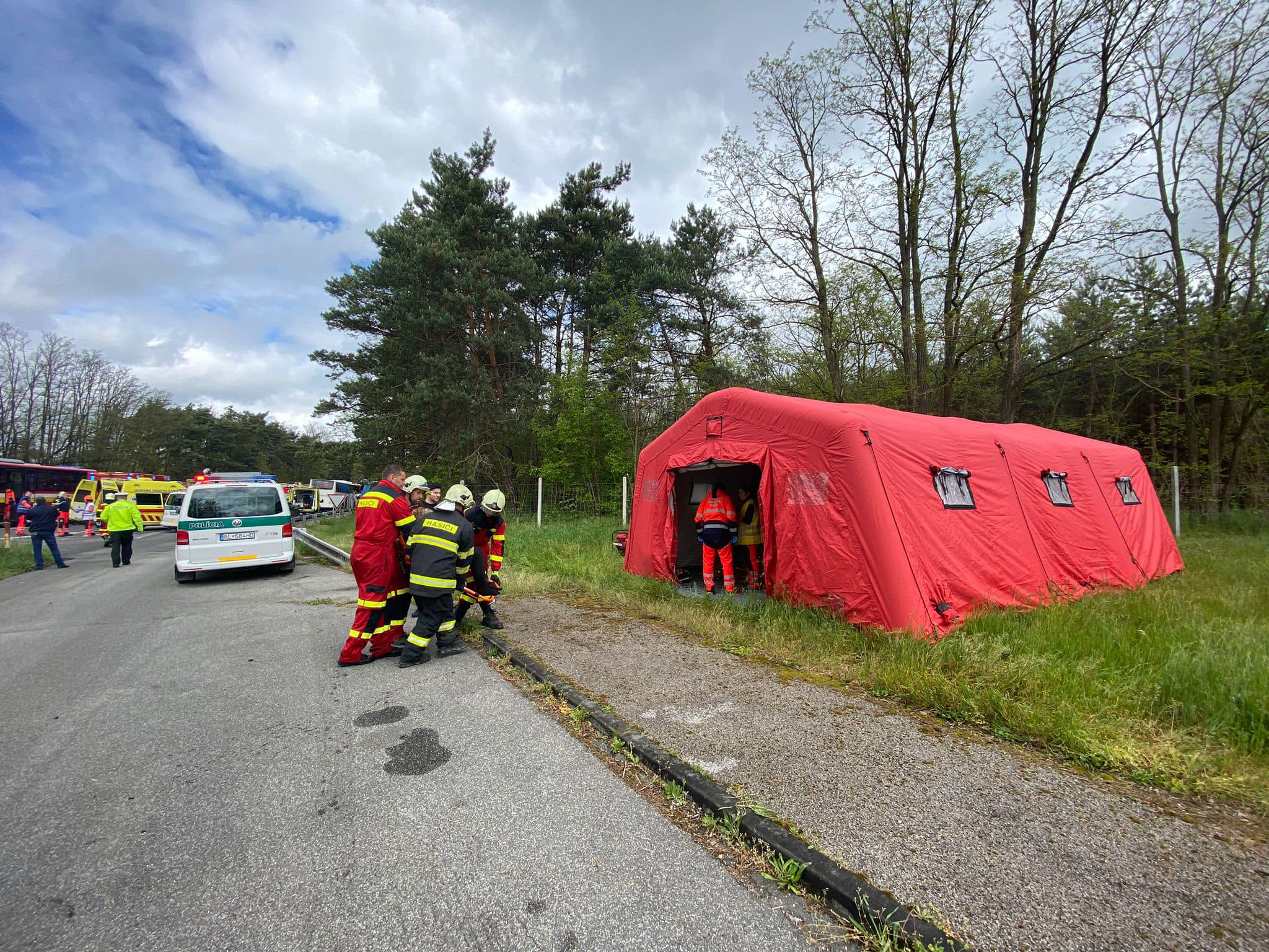Szlovákiai buszbaleset: egy halálos áldozata és 55 sérültje van a balesetnek