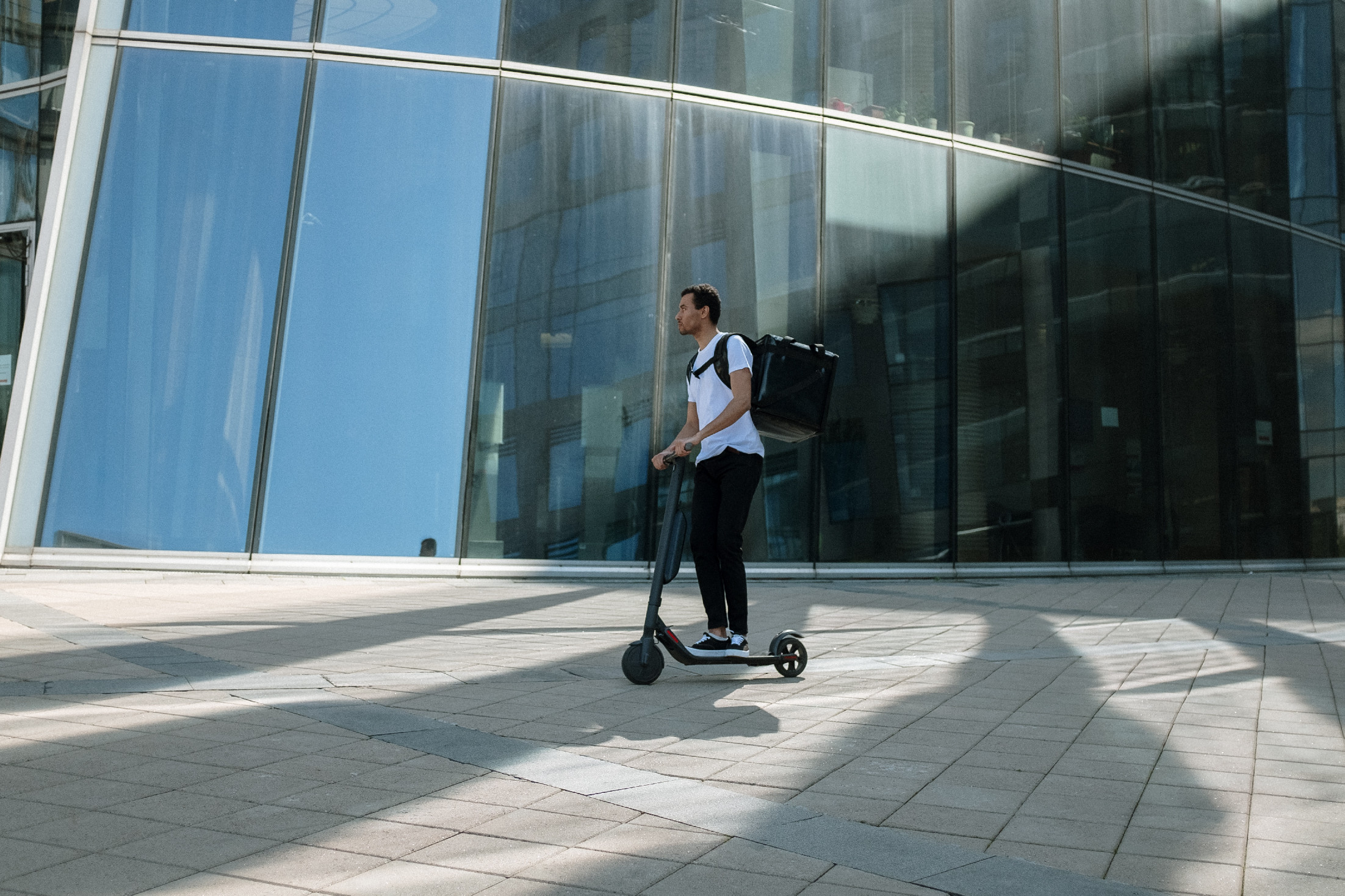 A kötelező rollerbiztosítás már a kanyarban van