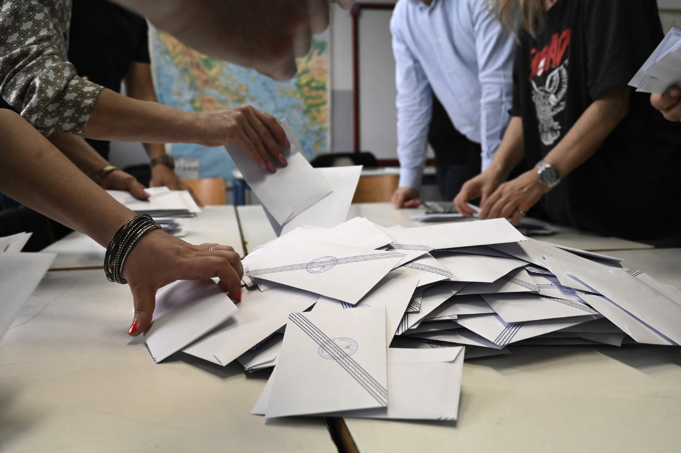 Az exit poll eredményei alapján a konzervatívok vezetnek a görögországi parlamenti választásokon 