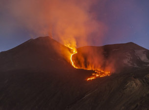 Videó: látványos felvételeken gomolyog a füst az Etna kitörése után
