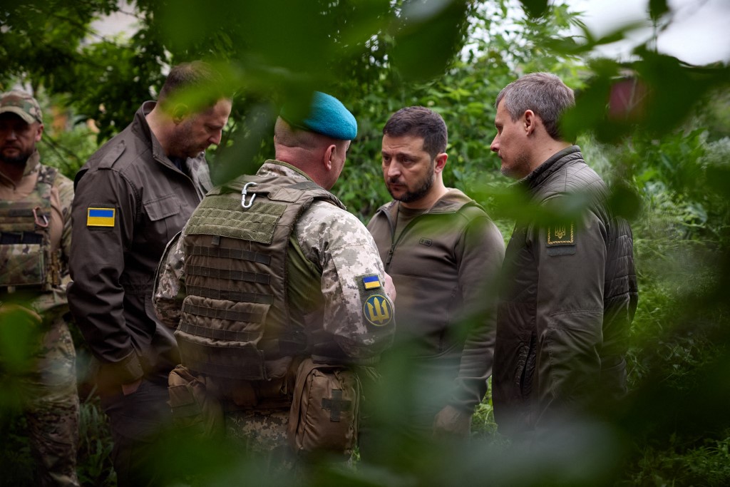 Zelenszkij a Donyeck megyei frontszakaszhoz látogatott