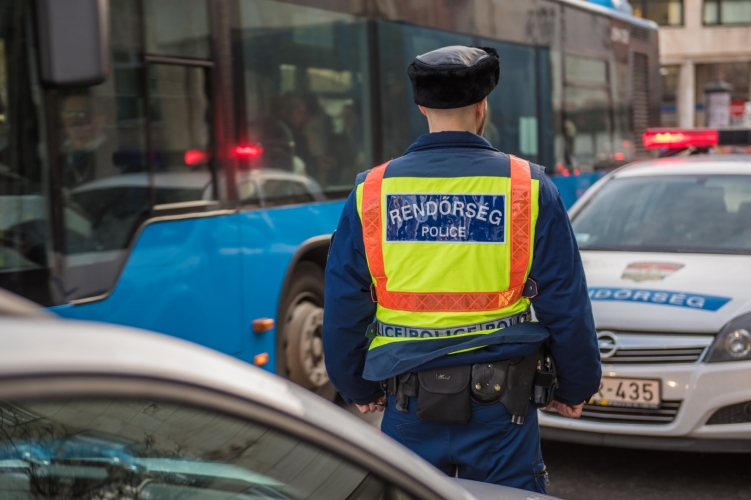 Fojtogattak egy nőt a Vígszínház mögött, a tettes szabadon távozhatott