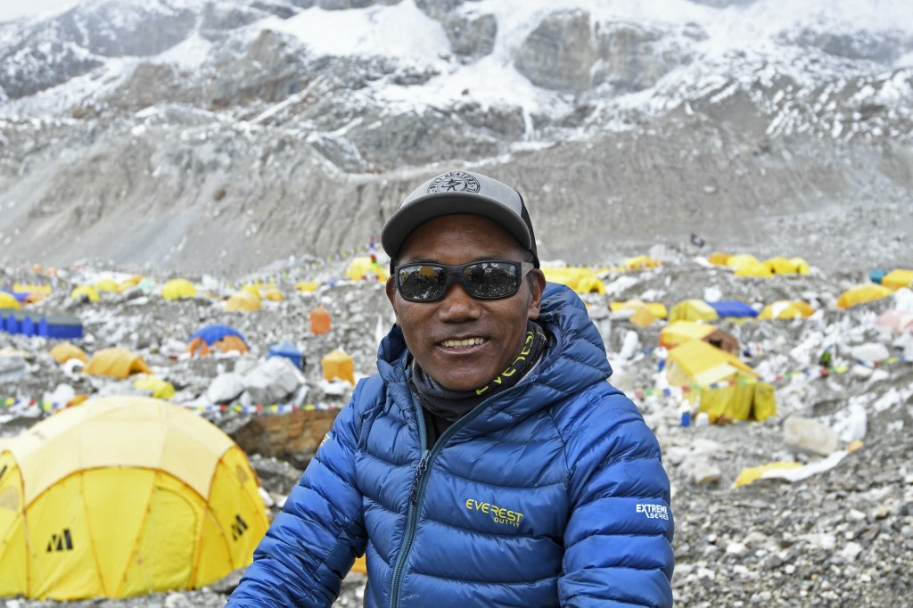 Serpákat tüntettek ki a Mount Everest első megmászásának 70. évfordulóján Nepálban