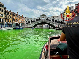 Zölden fluoreszkál a víz Velencében