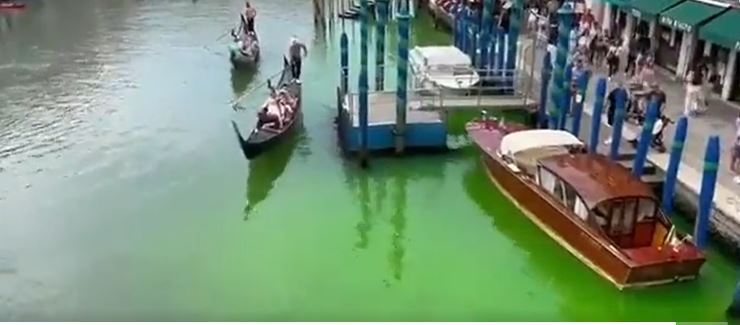 Kiderült, mitől méregzöld a velencei csatorna vize (videó)
