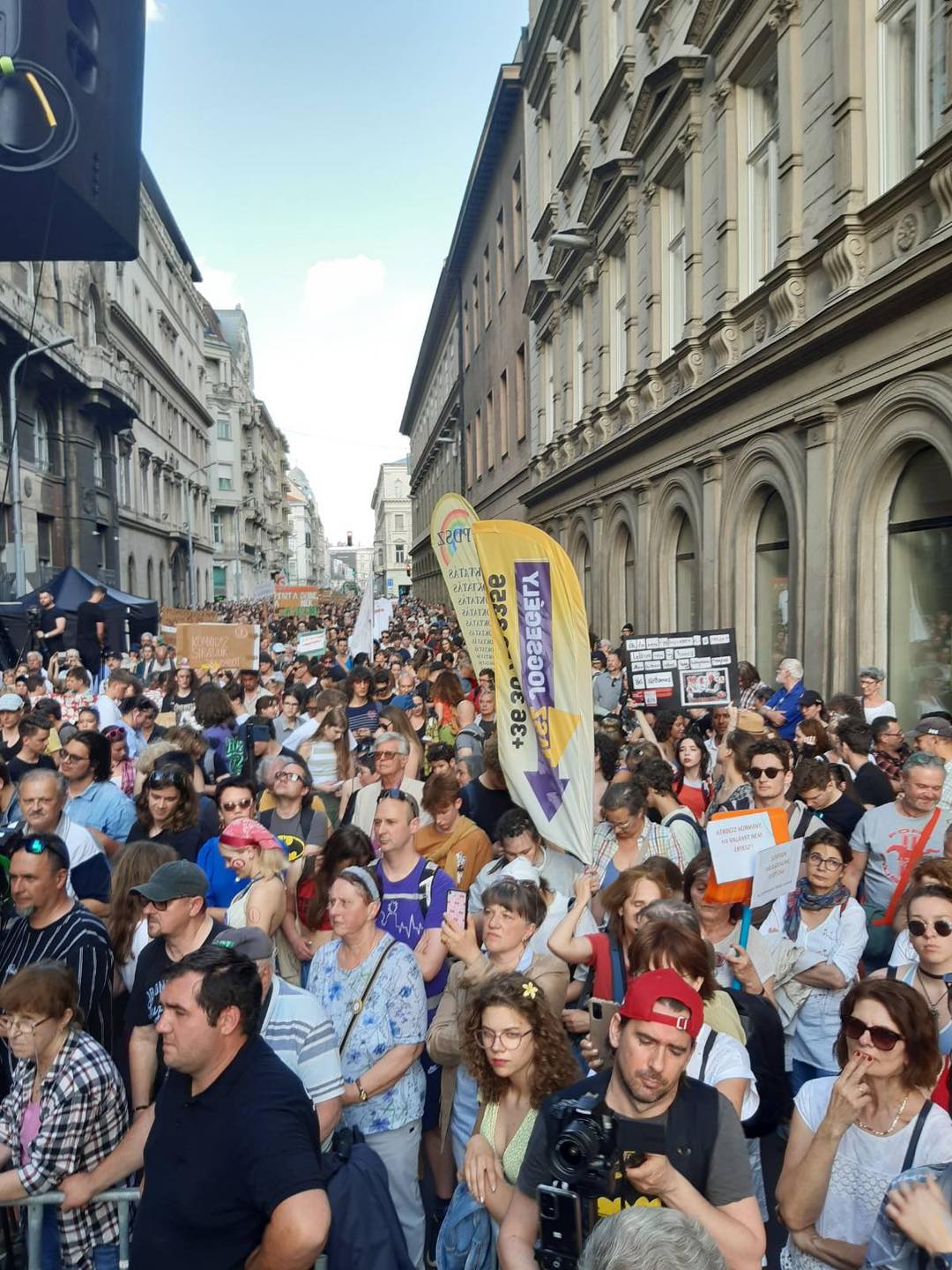 Tizenöt városban tüntetnek a státusztörvény ellen