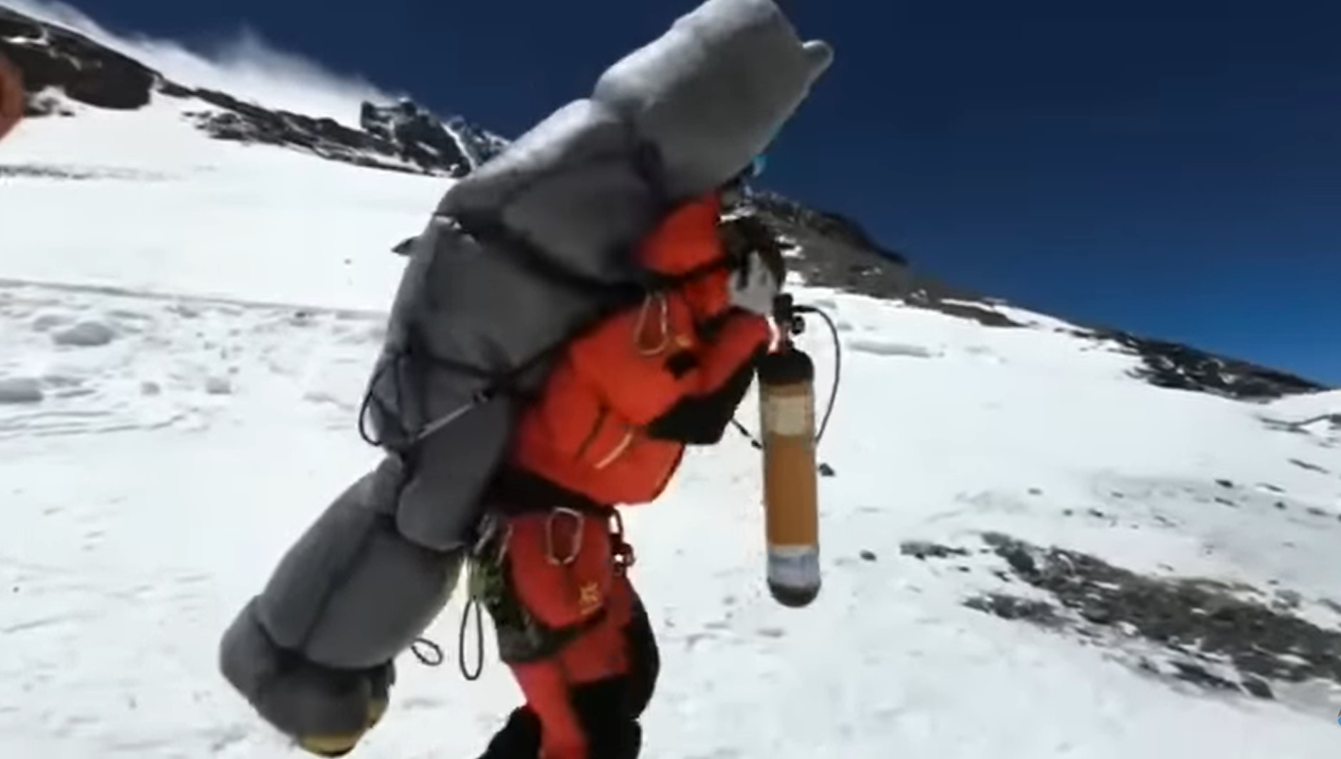 A hátán cipelt le a serpa egy félholt hegymászót a halálzónából (videó)