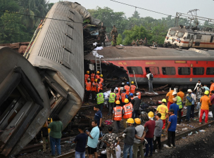 Fosztogatók lopták az áldozatok pénztárcáit az indiai vonatbaleset utáni percekben