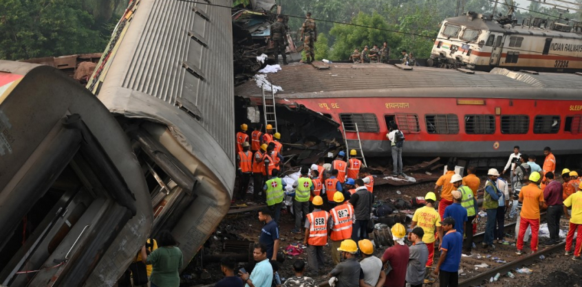 Fosztogatók lopták az áldozatok pénztárcáit az indiai vonatbaleset utáni percekben