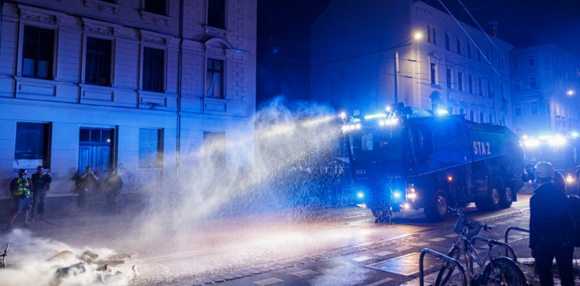 Vízágyút is bevetett a rendőrség a szélsőbaloldali tüntetésen