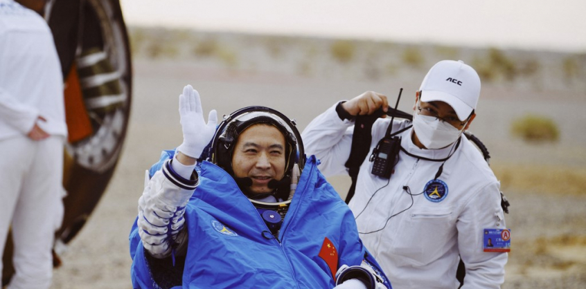 Sikeresen visszatért a Földre három kínai űrhajós