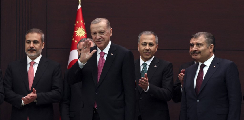 Összeállt az új török kabinet: szinte minden minisztert lecserélt Erdoğan 