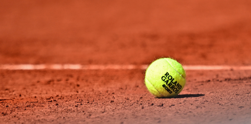 Roland Garros: Leléptetést ért egy szerencsétlen ütés