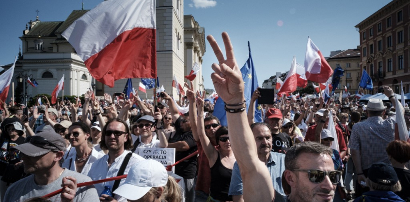 Nem akarnak Magyarország sorsára jutni: százezrek tüntettek Varsóban