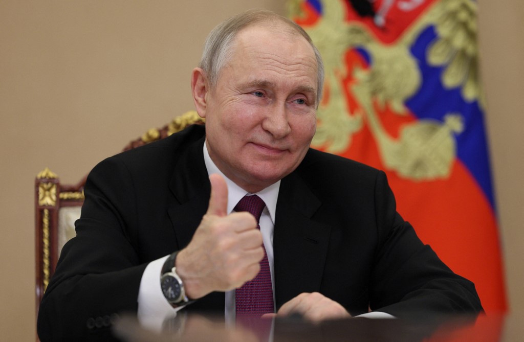 Először hagyja el Oroszországot Putyin, mióta elfogatóparancsot adtak ki ellene