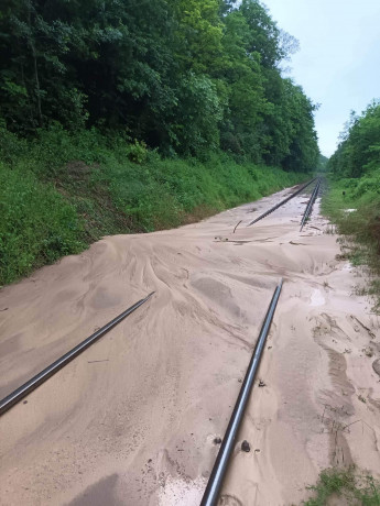 Az ország több pontján elmosta a víz a síneket