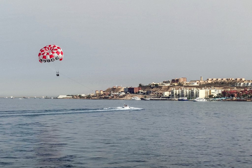 Kigyulladt egy hajó, eltűnt három turista