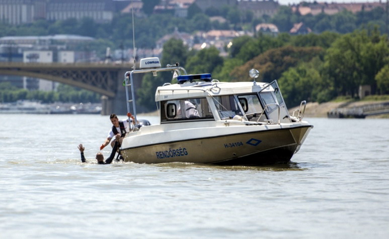 Tizenkét kenust mentettek ki a Dunából Visegrádnál