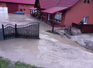 Erdélyben is tombolt a vihar, településeket zárt el a lezúduló víz