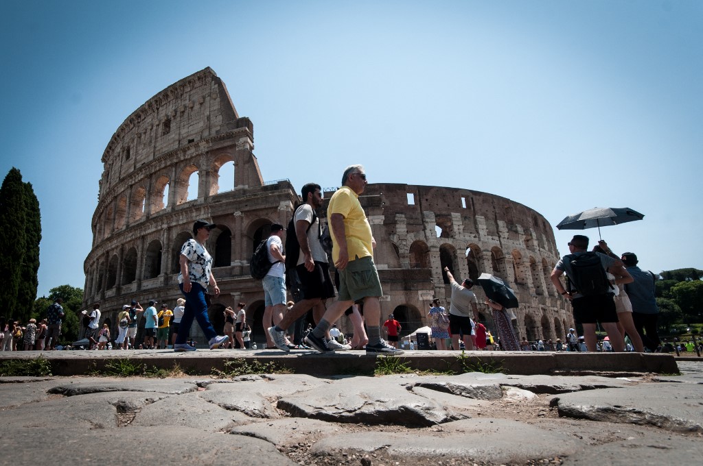 Suttyóságával védekezik a Colosseumot megrongáló suttyó
