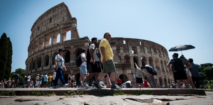 Suttyóságával védekezik a Colosseumot megrongáló suttyó