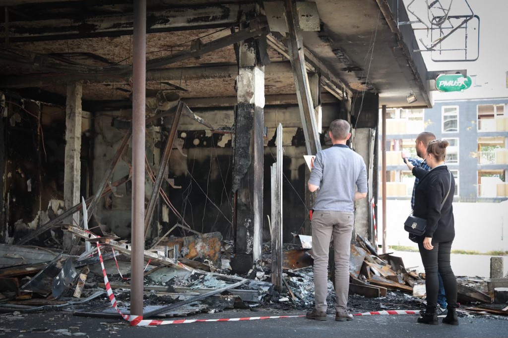 Rárohad a műanyag lakat a franciaországi zavargásokat előidéző rendőrre