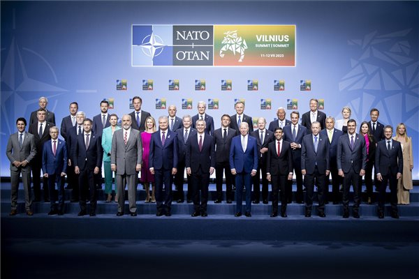 NATO-csúcs - Berlin és Párizs újabb fegyverszállítmányokat jelentett be Ukrajnának