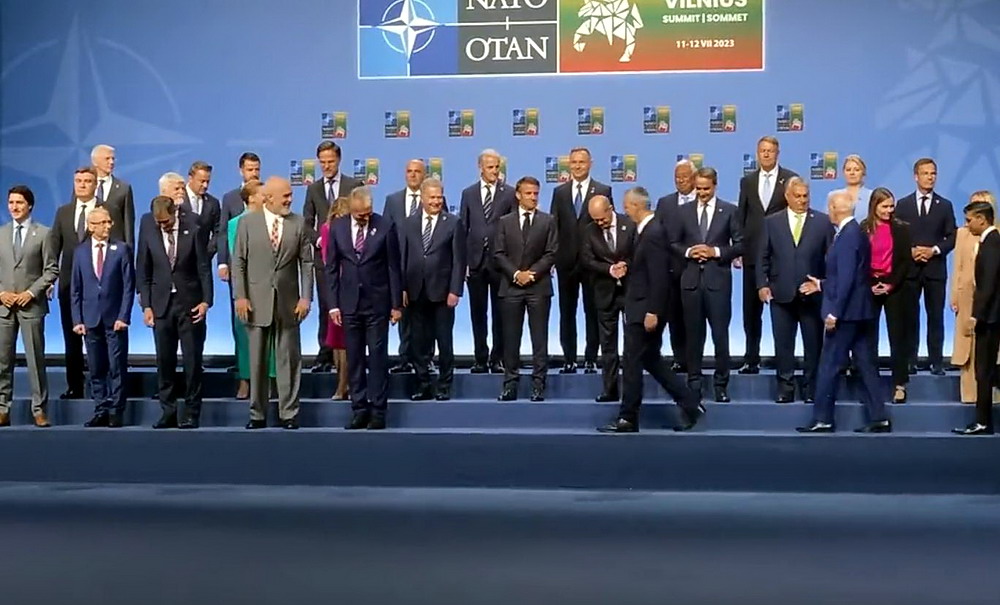 Rejtély, hogy miért csak Orbánnal fogott kezet Joe Biden