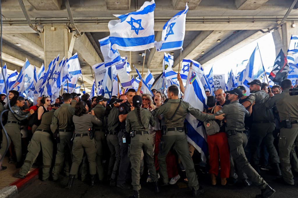 Lovasrendőrök, könnygáz – Nem csillapodnak a kedélyek Izraelben 