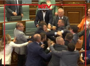 Összeverekedtek a koszovói parlamentben