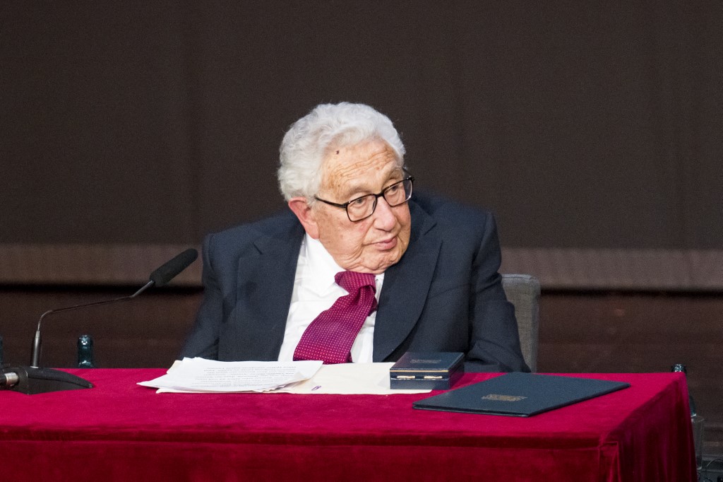 Kínában bukkant fel a 100 éves Kissinger