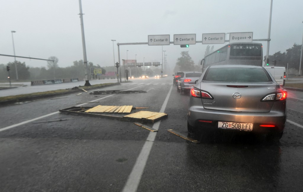 Videón, ahogy az óriási zágrábi viharban kidől egy daru