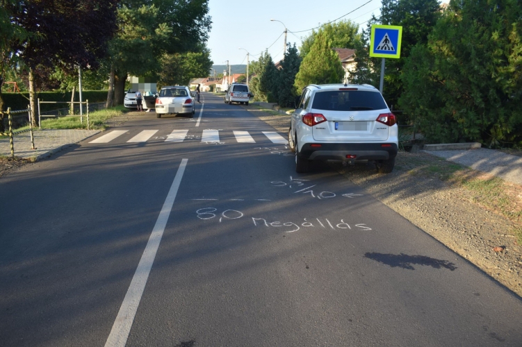 Kikerülte a zebránál megálló autót, elütött három gyereket