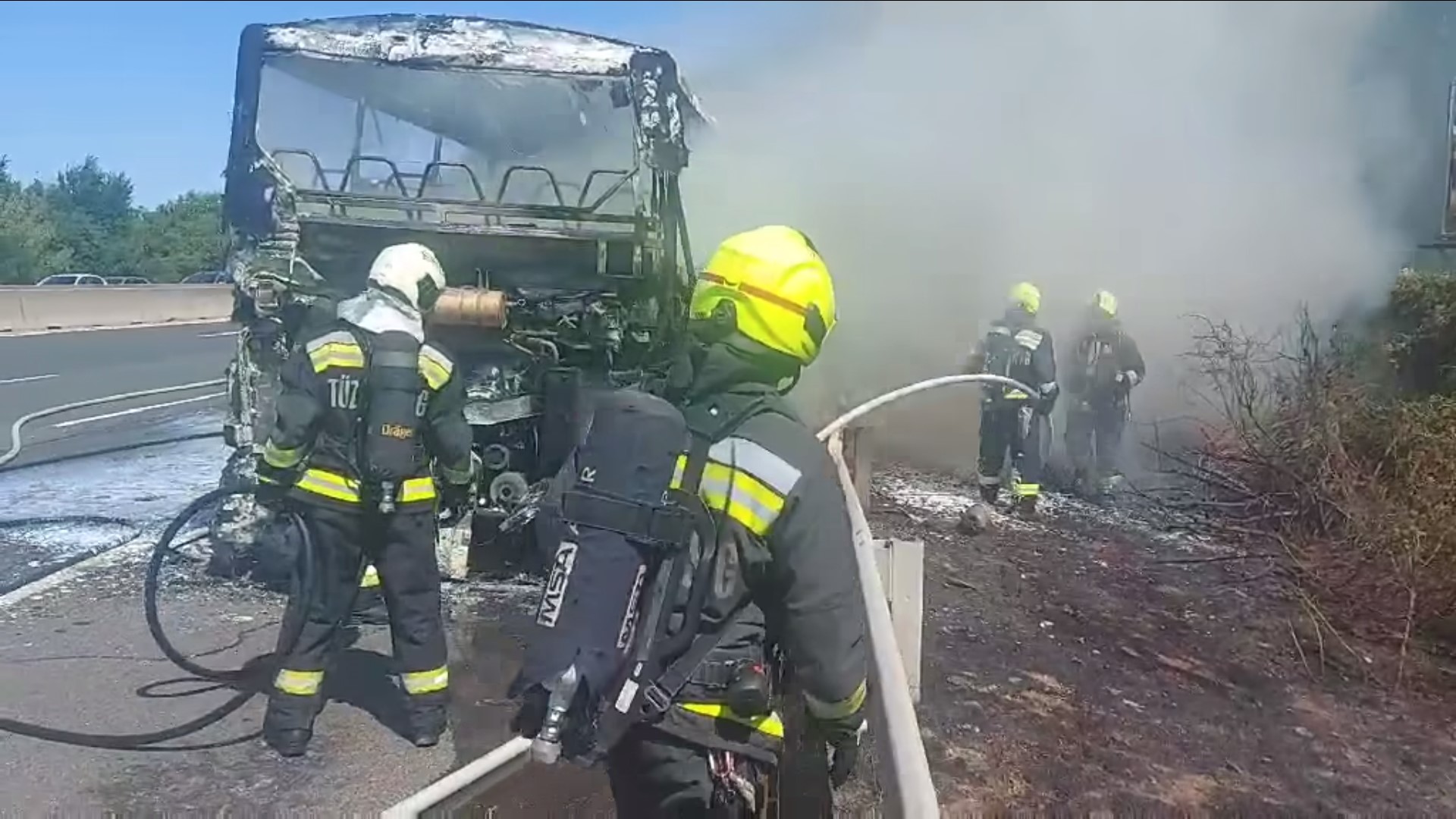 Teljesen kiégett egy busz az M7-esen – VIDEÓ