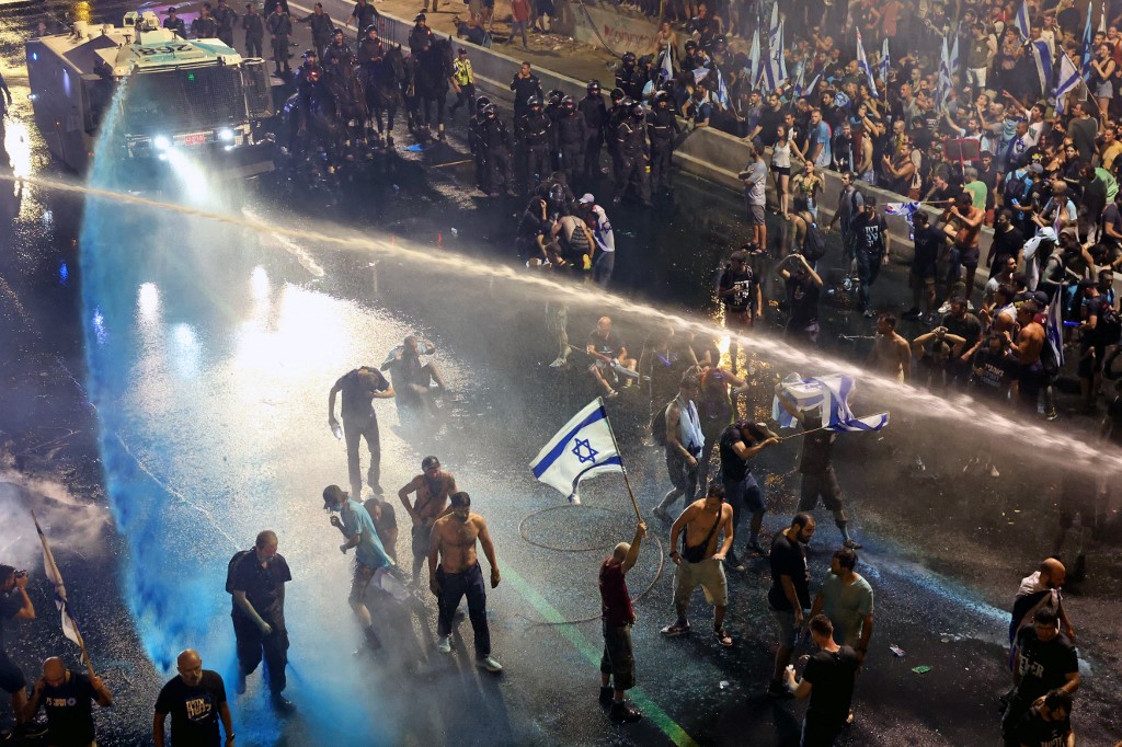 Vízágyút is bevetett a rendőrség az izraeli tüntetéseken