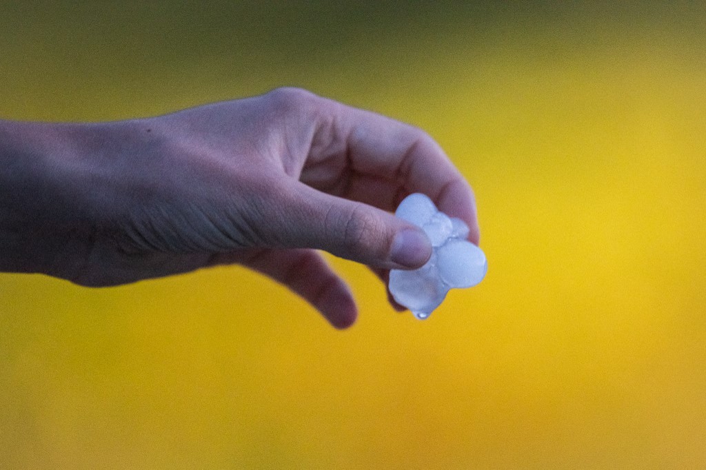 Hullámban érkező zivatarok, és jég várható