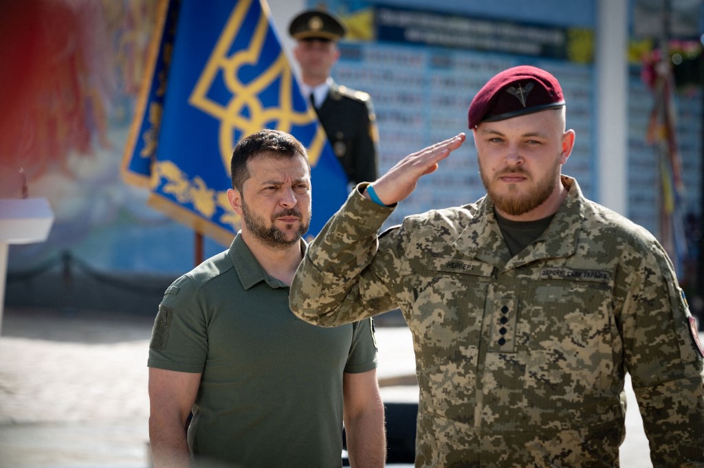 Zelenszkij a Bahmut melletti frontra látogatott