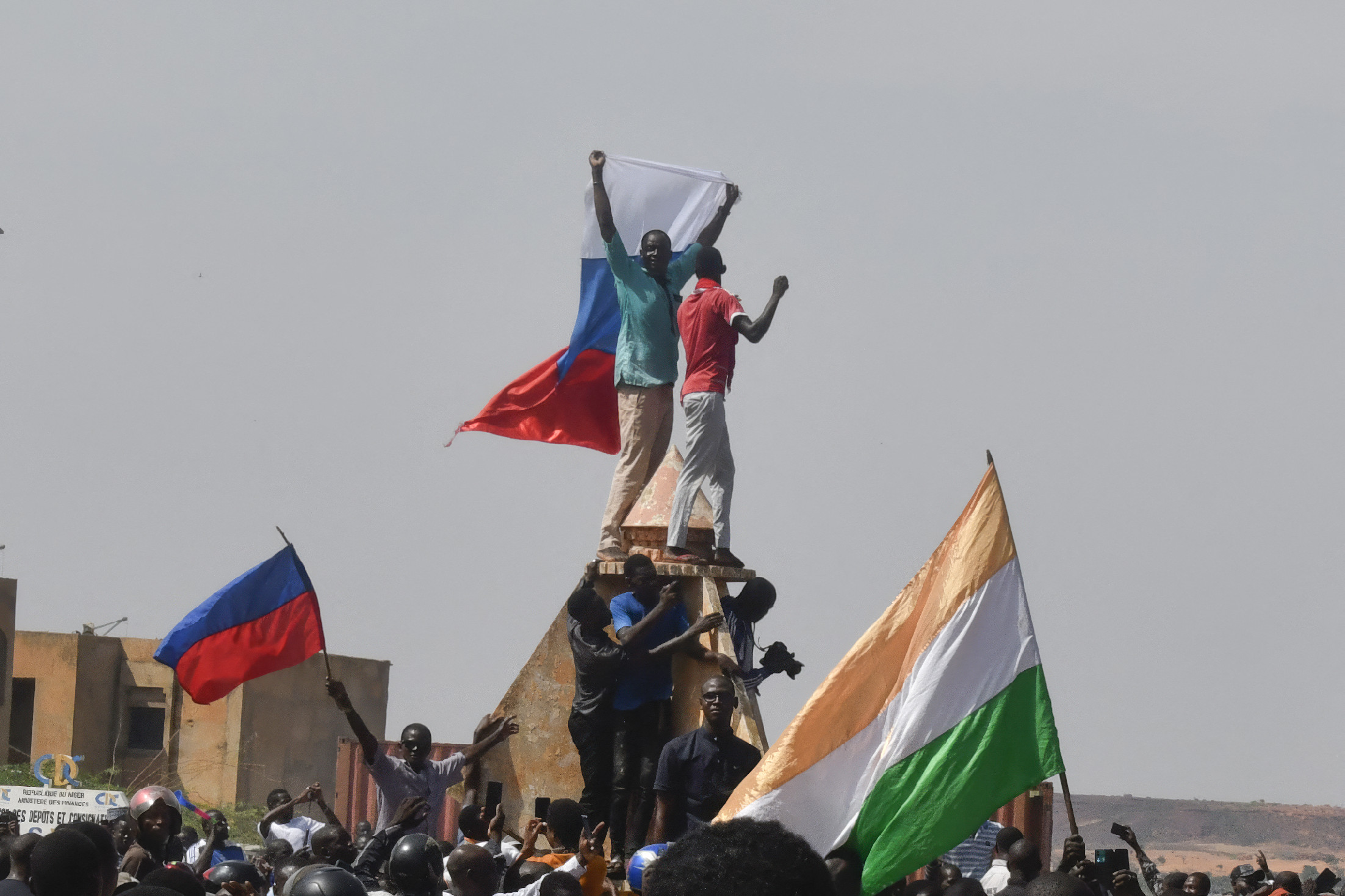 A puccsisták mellett demonstrálnak Nigerben, előkerült a könnygáz 