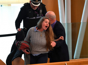 Klímaaktivisták mázolták pirosra a skót parlament bejáratát