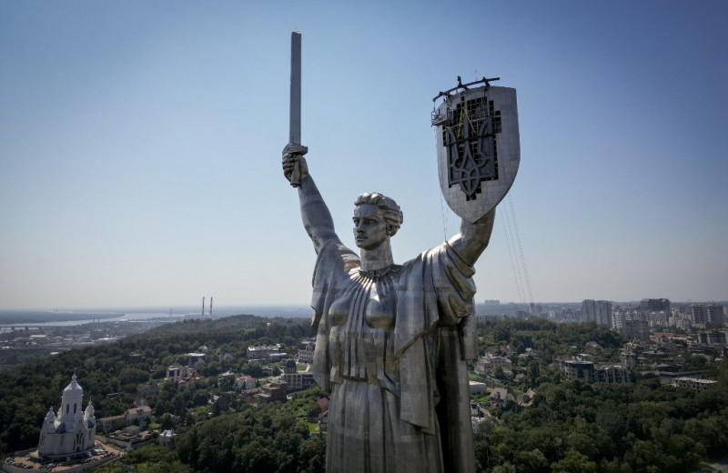 Installation of Ukrainian Coat of Arms on Motherland Monument