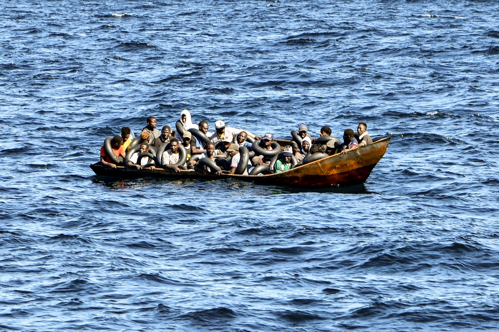 Hatvan afrikai fulladt a Földközi-tengerbe