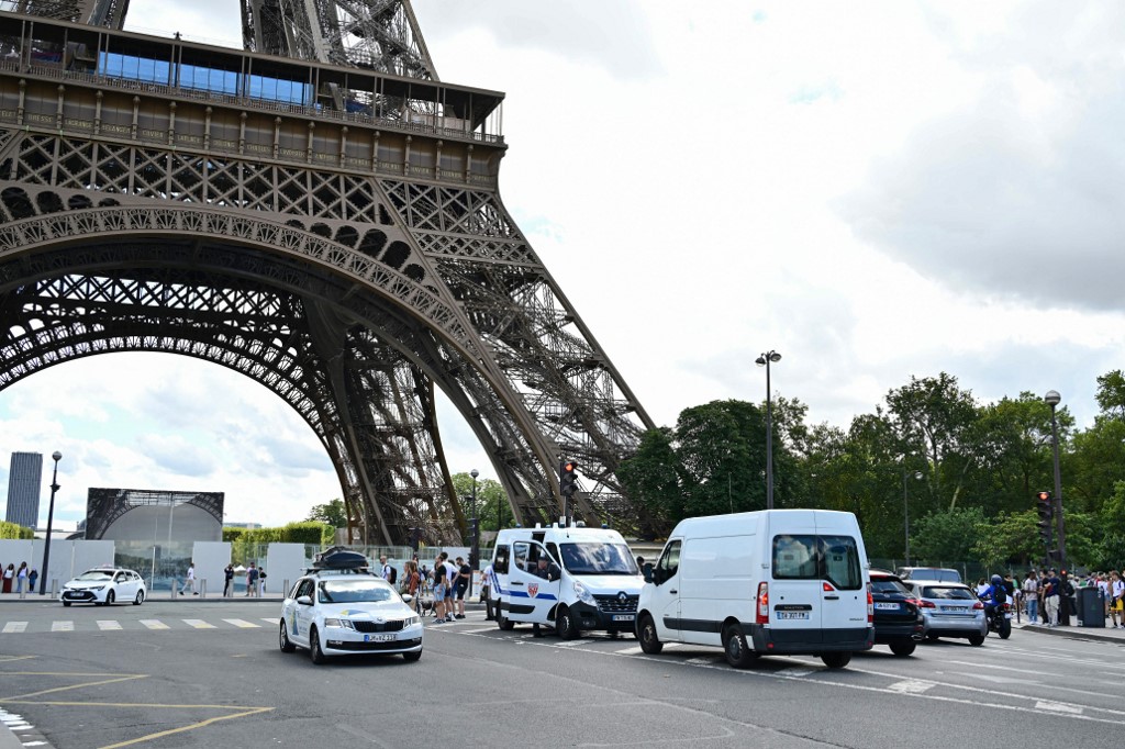 Bombariadó volt az Eiffel-toronyban, mindenkit leparancsoltak