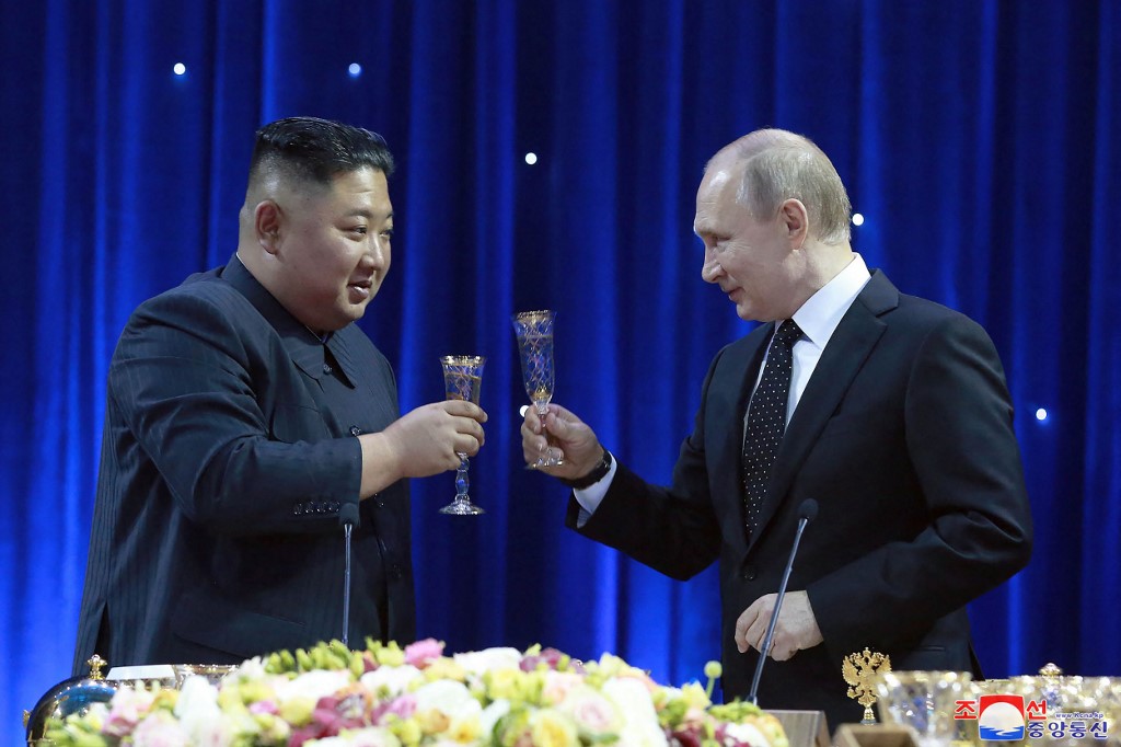Meleg, elvtársi levélváltásban örvendett egymásnak Putyin és Kim Dzsong Un