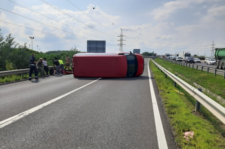 Felborult egy kisteherautó Dunaharasztinál, óriási a torlódás