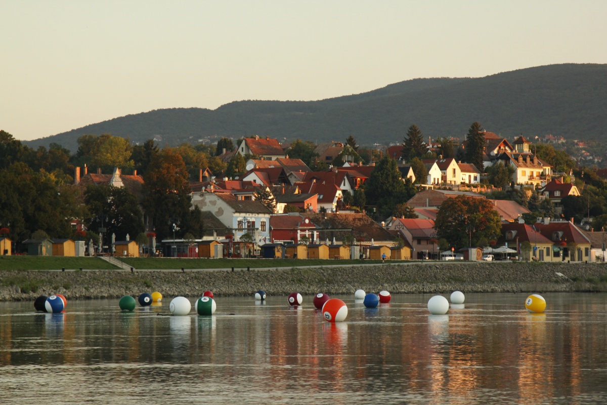 Mit keresnek magyar biliárdgolyók a prágai Moldva vizén?