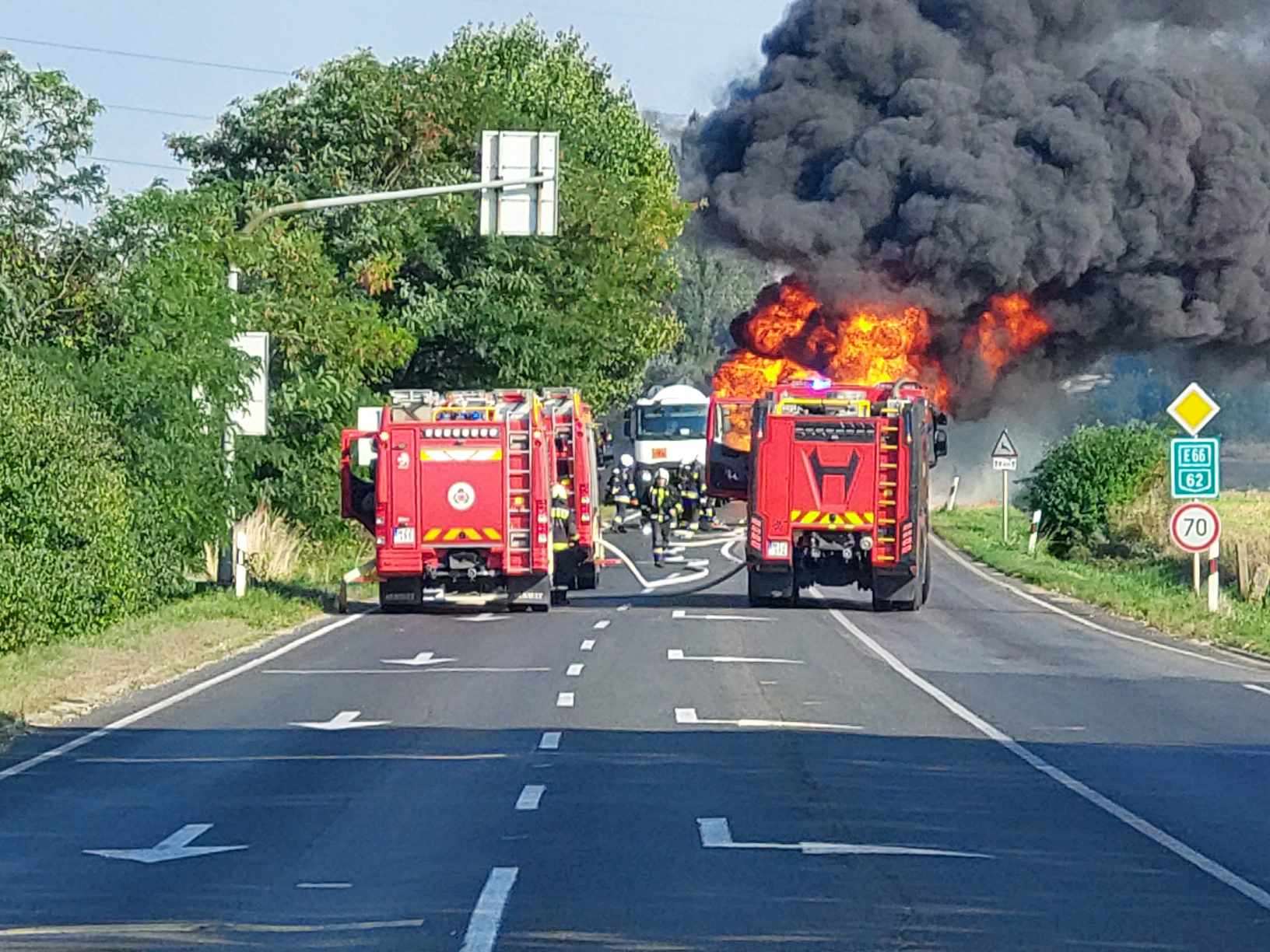 Teljes útzár: lángol egy tartálykocsi a 62-es főúton (fotók)