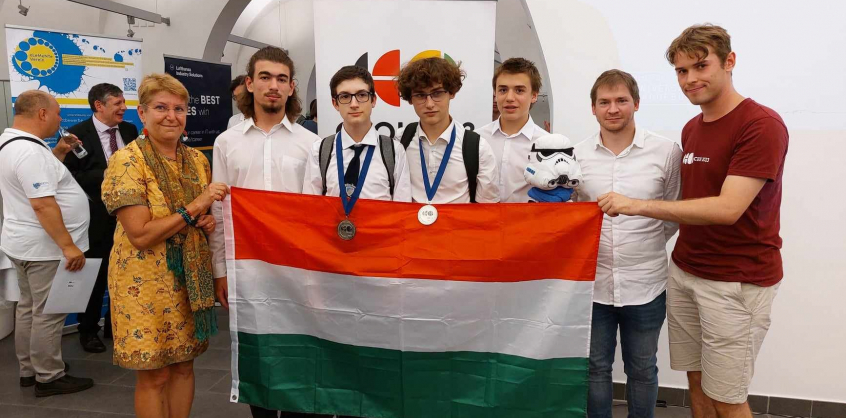 Két ezüstérmet szerzett a magyar csapat a Közép-európai Informatikai Diákolimpián