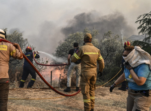 Tábori kórházzá alakított kompra evakuálják a betegeket a görög erdőtüzek miatt